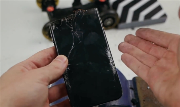 iPhone X刘海让其崩溃 这位小哥的处理方式太残暴