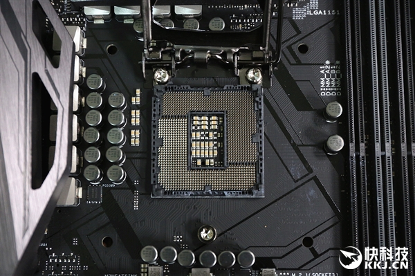 Intel i7-8700K对比7700K图赏：LGA1151接口找不同
