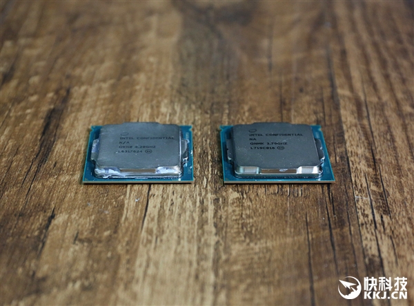 Intel i7-8700K对比7700K图赏：LGA1151接口找不同