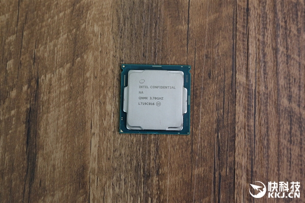 Intel i7-8700K对比7700K图赏：LGA1151接口找不同