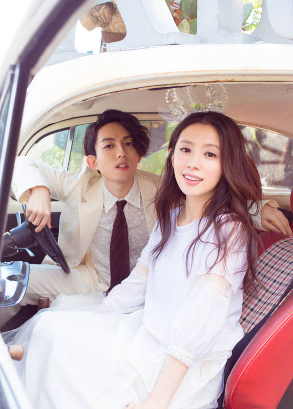 林宥嘉妻子晒双手摸凸肚照 否认怀孕称吃太饱