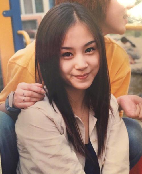 王子文16岁清纯旧照，笑容青涩动人