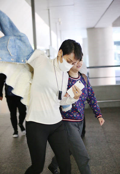 45岁宁静霸气现身机场 单手穿衣英姿飒爽
