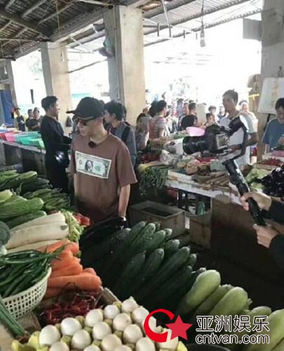 陈小春逛菜市场 秒变居家暖男！