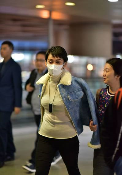 45岁宁静霸气现身机场 单手穿衣英姿飒爽