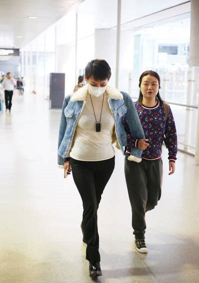 45岁宁静霸气现身机场 单手穿衣英姿飒爽