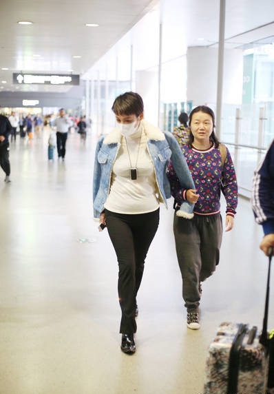 45岁宁静霸气现身机场 单手穿衣英姿飒爽