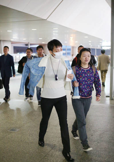 45岁宁静霸气现身机场 单手穿衣英姿飒爽