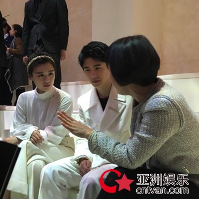 马思纯刘昊然同框 纯白搭配清新养眼!