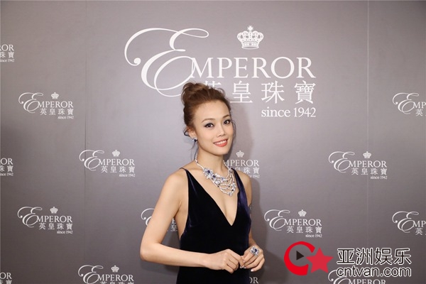 容祖儿出席品牌珠宝展 优雅诠释女神气质