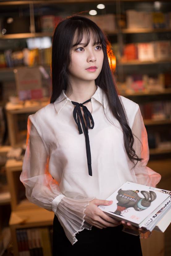 森系元气女声黄星侨 个人首单《十七岁》上线