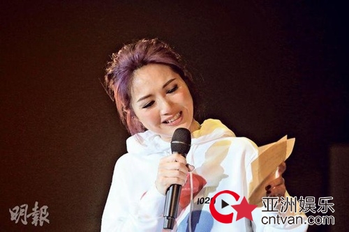 杨千嬅粉丝昏迷醒来先写偶像名字 泪洒舞台鼓励其努力生活！