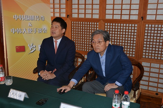 中韩大使搭档世界冠军PK围棋 文在寅发视频祝贺