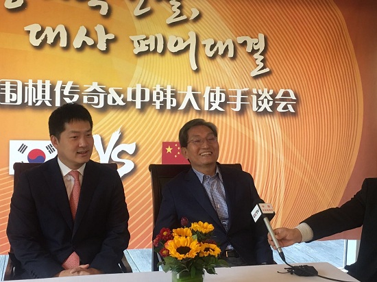 中韩大使搭档世界冠军PK围棋 文在寅发视频祝贺