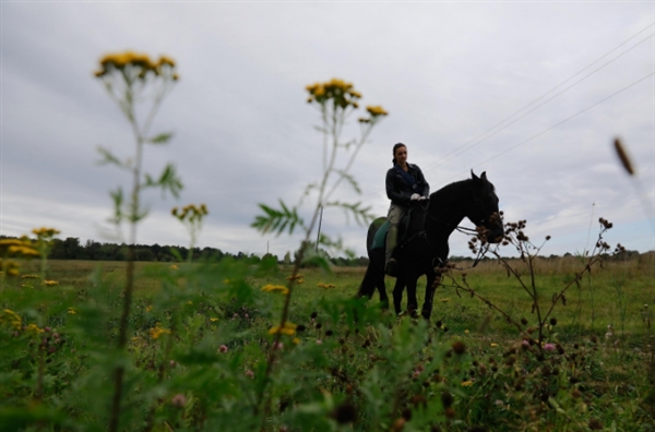 俄罗斯美女快递员骑马送快递 这下火了