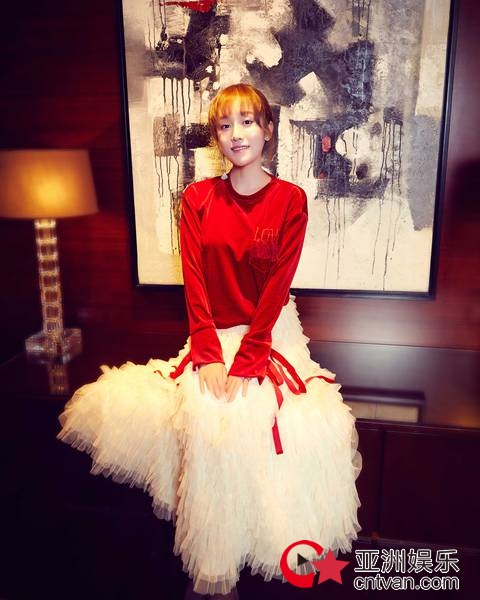 赵希瑞出席某品牌活动 时尚衣品吸引眼球