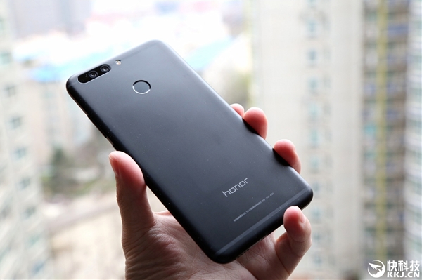 荣耀双11销量/收入双杀苹果 刘强东怒赞：包下朋友圈宣传