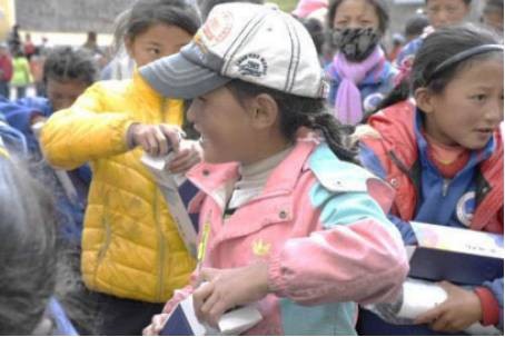 欣漾传媒助力公益，关爱山区儿童，为爱保驾护航