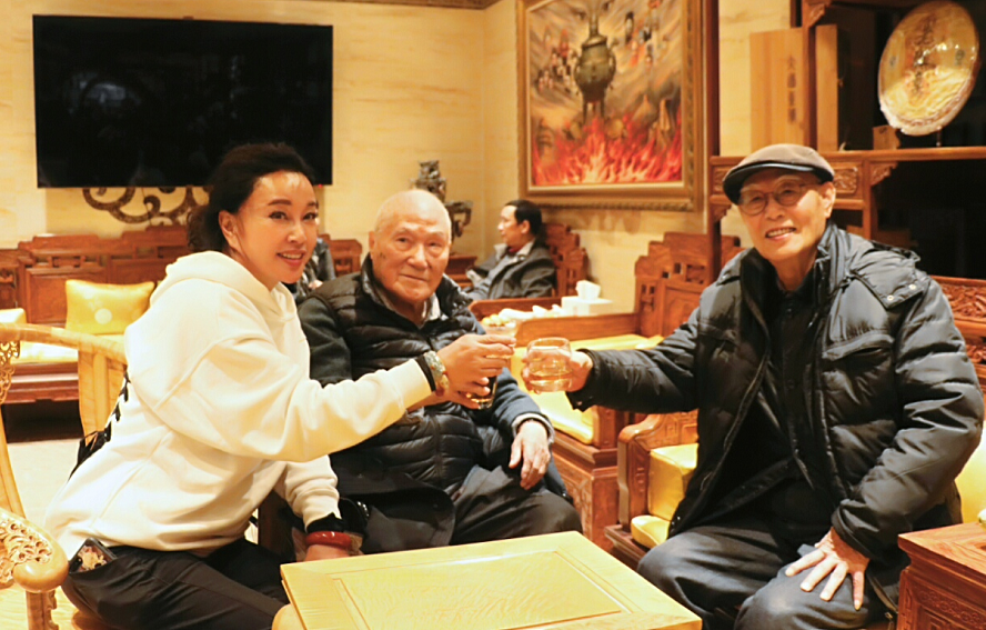 刘晓庆不忘师恩，国华影视基地宴请恩师张勇手