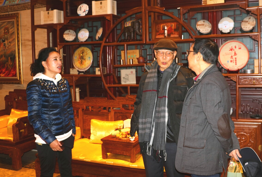 刘晓庆不忘师恩，国华影视基地宴请恩师张勇手