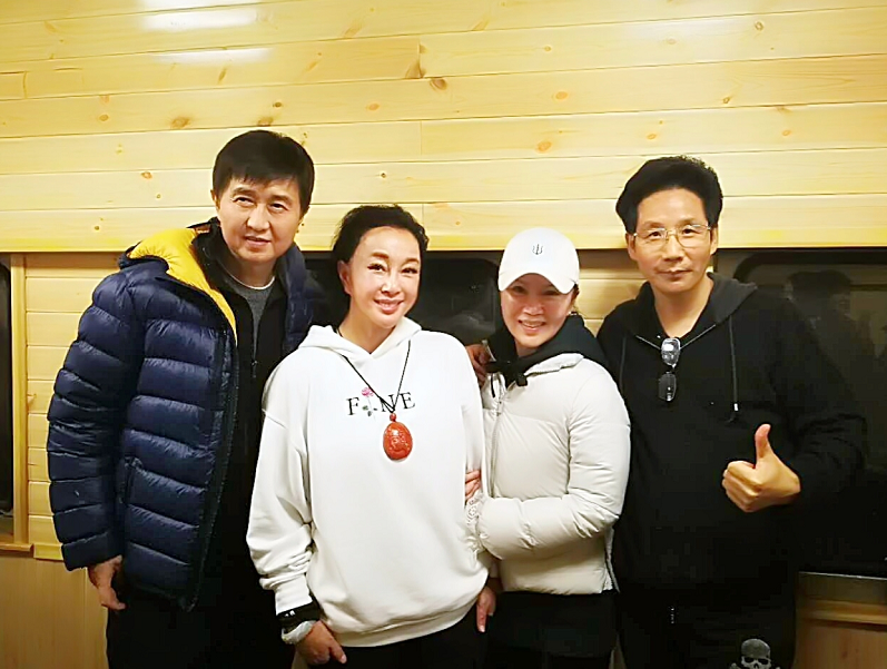 刘晓庆不忘师恩，国华影视基地宴请恩师张勇手