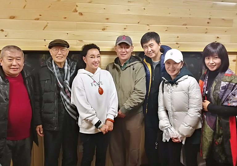 刘晓庆不忘师恩，国华影视基地宴请恩师张勇手