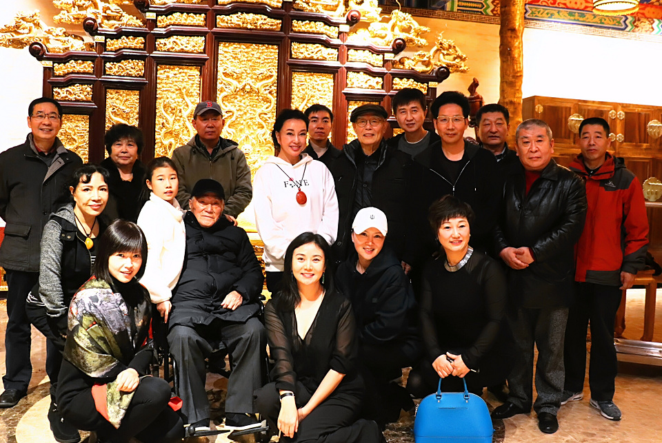 刘晓庆不忘师恩，国华影视基地宴请恩师张勇手