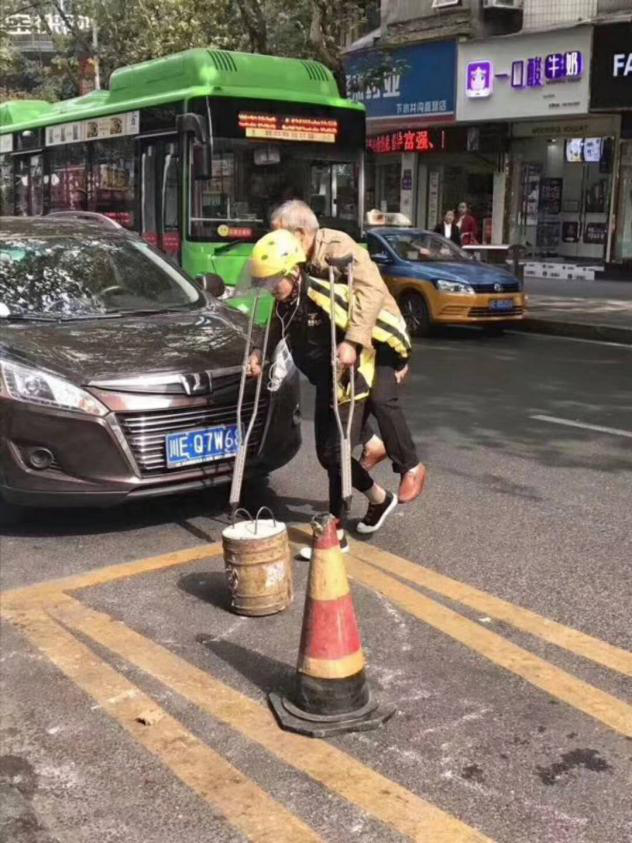 美团外卖骑手送餐不忘助人 背拄拐老人过马路