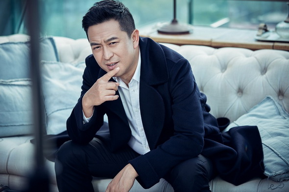 张嘉译曝儒雅写真 举手投足尽显风度