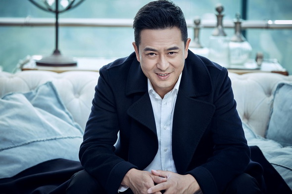 张嘉译曝儒雅写真 举手投足尽显风度