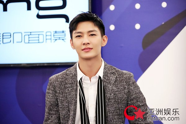 炎亚纶登陆纽约时代广场粉丝霸气应援