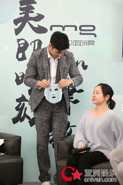 炎亚纶登陆纽约时代广场粉丝霸气应援