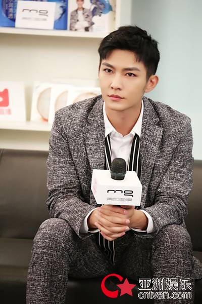 炎亚纶登陆纽约时代广场粉丝霸气应援