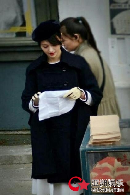 郑爽街边背剧本 特工装扮曝光