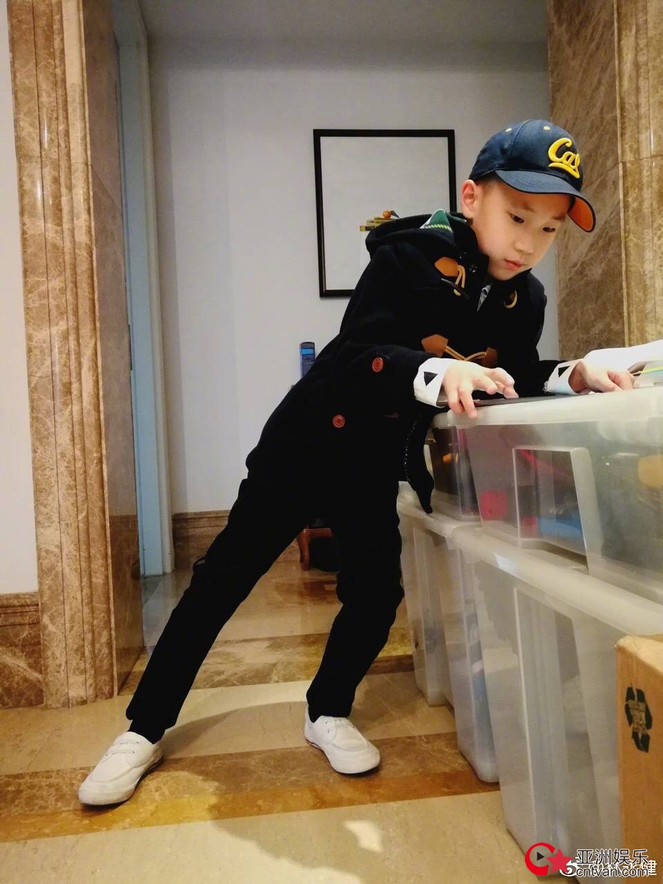 林永健晒儿子近照比帅 大竣大长腿抢镜