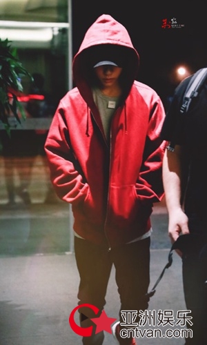 易烊千玺衣服反穿 时尚大佬的任性！