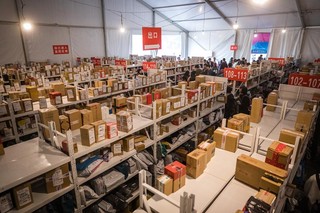 浙大1天4万快递住“别墅”机器人送到宿舍