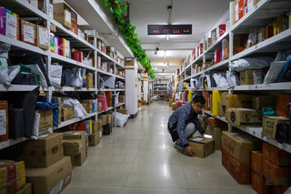 浙大1天4万快递住“别墅”机器人送到宿舍