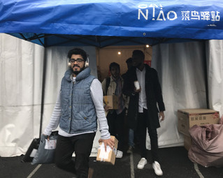 浙大1天4万快递住“别墅”机器人送到宿舍