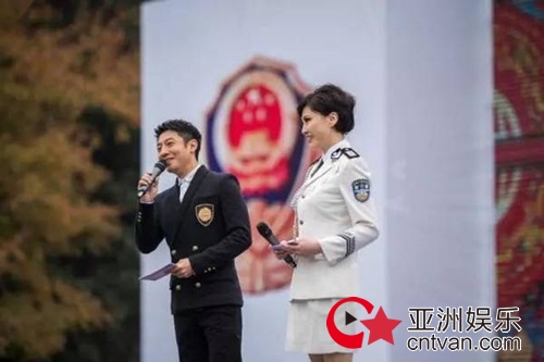 撒贝宁主持警察集体婚礼：我主持的婚礼没一对分开！