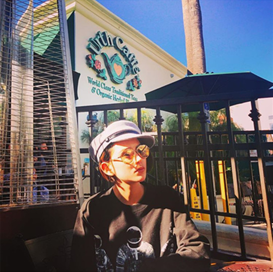 昆凌晒美照 沐浴在阳光中的天王嫂超美