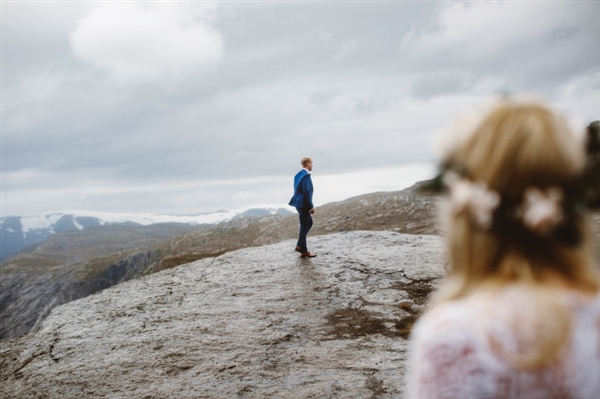 摄影师徒步14小时拍婚纱照：史诗般壮美！