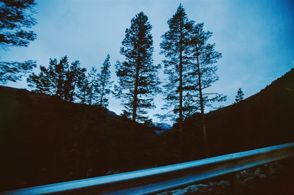 摄影师徒步14小时拍婚纱照：史诗般壮美！