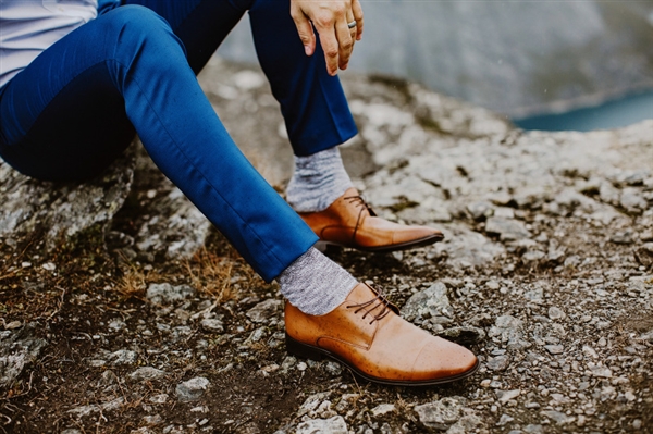 摄影师徒步14小时拍婚纱照：史诗般壮美！