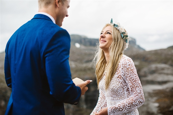 摄影师徒步14小时拍婚纱照：史诗般壮美！