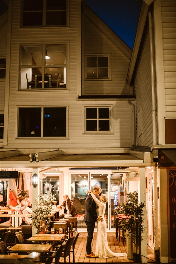 摄影师徒步14小时拍婚纱照：史诗般壮美！