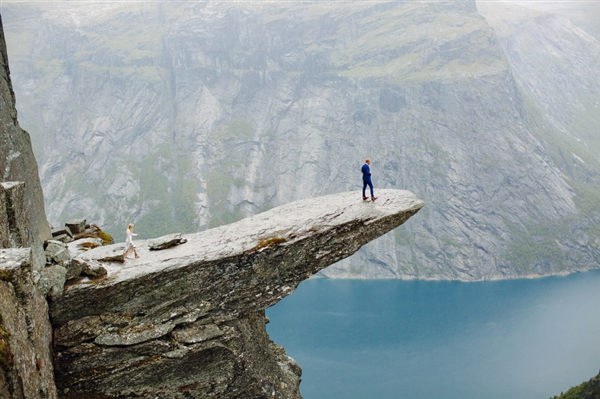 摄影师徒步14小时拍婚纱照：史诗般壮美！