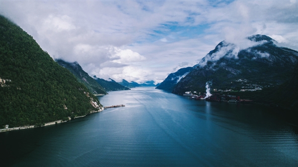 摄影师徒步14小时拍婚纱照：史诗般壮美！