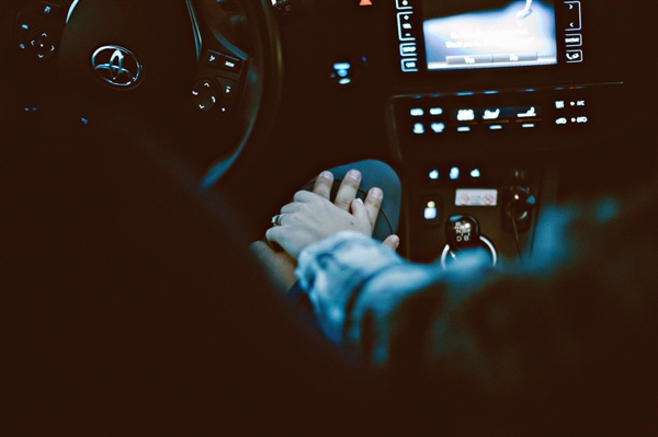 摄影师徒步14小时拍婚纱照：史诗般壮美！