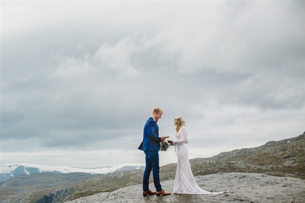 摄影师徒步14小时拍婚纱照：史诗般壮美！